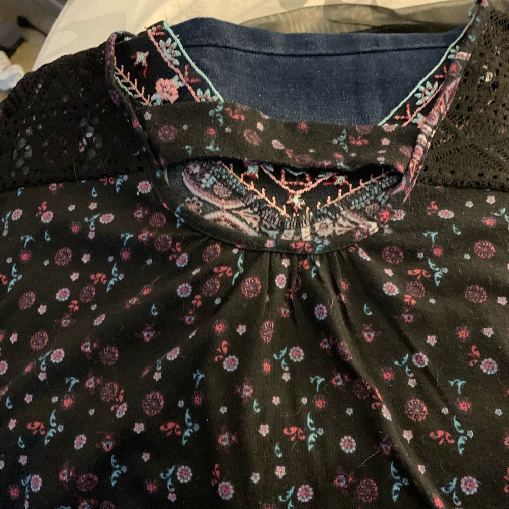 Ladies top - Picture 2 of 3